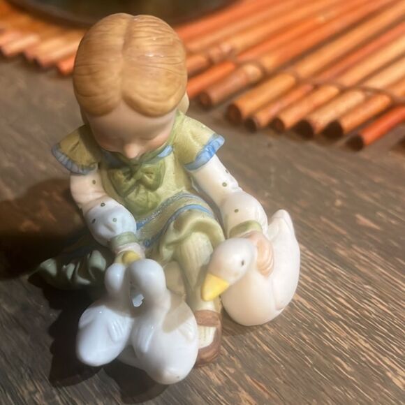 Holly Hobbie feeding pet geese “Little Things” Figurine - Picture 5 of 8